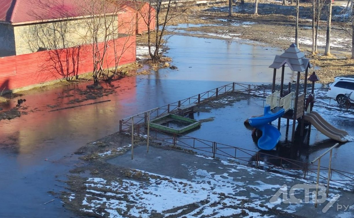 Двор и детская площадка утопают в огромной луже у дома в Поронайске