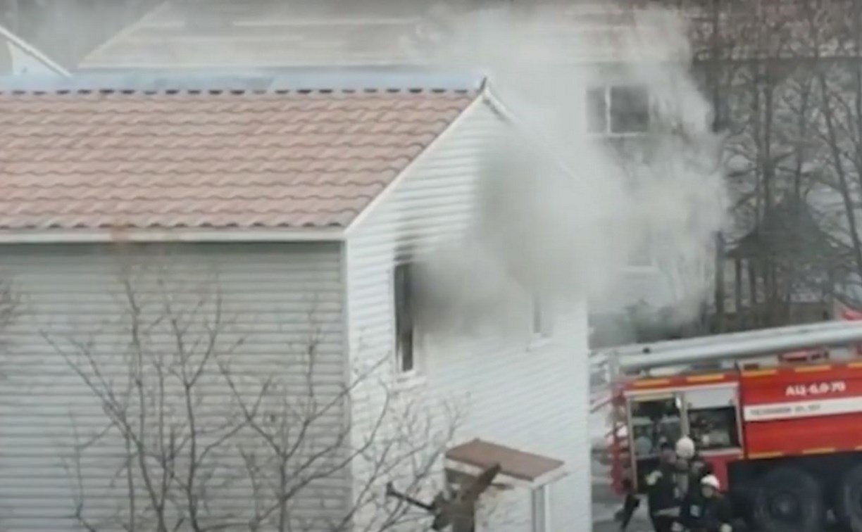 Чёрный дым повалил из окна жилого дома в Южно-Сахалинске 