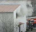 Чёрный дым повалил из окна жилого дома в Южно-Сахалинске 