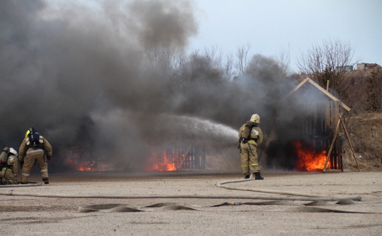 Около 100 тонн воды вылили на условный пожар в Корсаковском районе