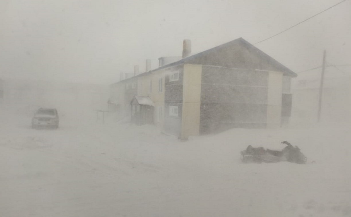 Сильный ветер и снег превратили Северо-Курильск в город-призрак