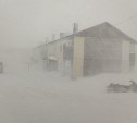 Сильный ветер и снег превратили Северо-Курильск в город-призрак