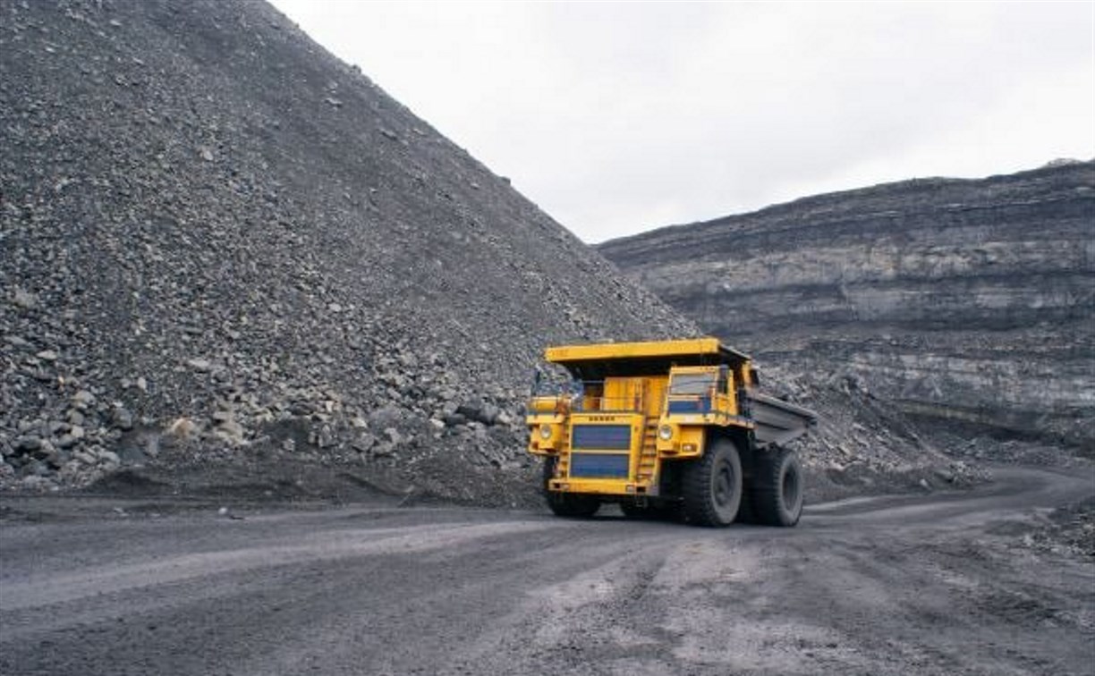 Один погиб, другой пострадал: БелАЗ и легковушка столкнулись на Сахалине