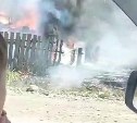 Крупный пожар тушат на Сахалине: огонь уничтожил несколько построек и подходит к лесу