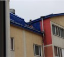 Сахалинец просидел на крыше дома несколько часов, прежде чем прохожие поняли, что ему нужна помощь