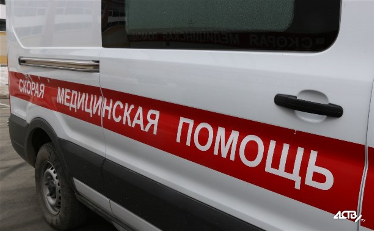 Госавтоинспекция Южно-Сахалинска ищет водителя, который сбил зеркало скорой, извинился и уехал