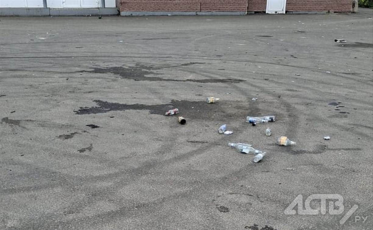 Жители Тымовского устали от мусорных завалов на торговой площади