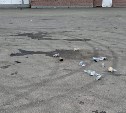 Жители Тымовского устали от мусорных завалов на торговой площади