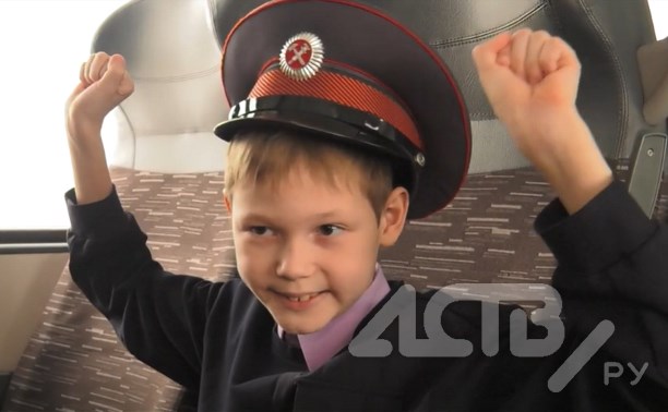 Мальчик в Южно-Сахалинске исполнил мечту и стал машинистом поезда