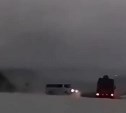 Автомобили "танцуют вальс" на скользком Холмском перевале