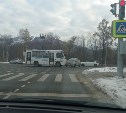 Honda Fit и автобус столкнулись в Южно-Сахалинске