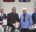 Сахалинским депутатам вручили благодарственные письма от совета ветеранов 