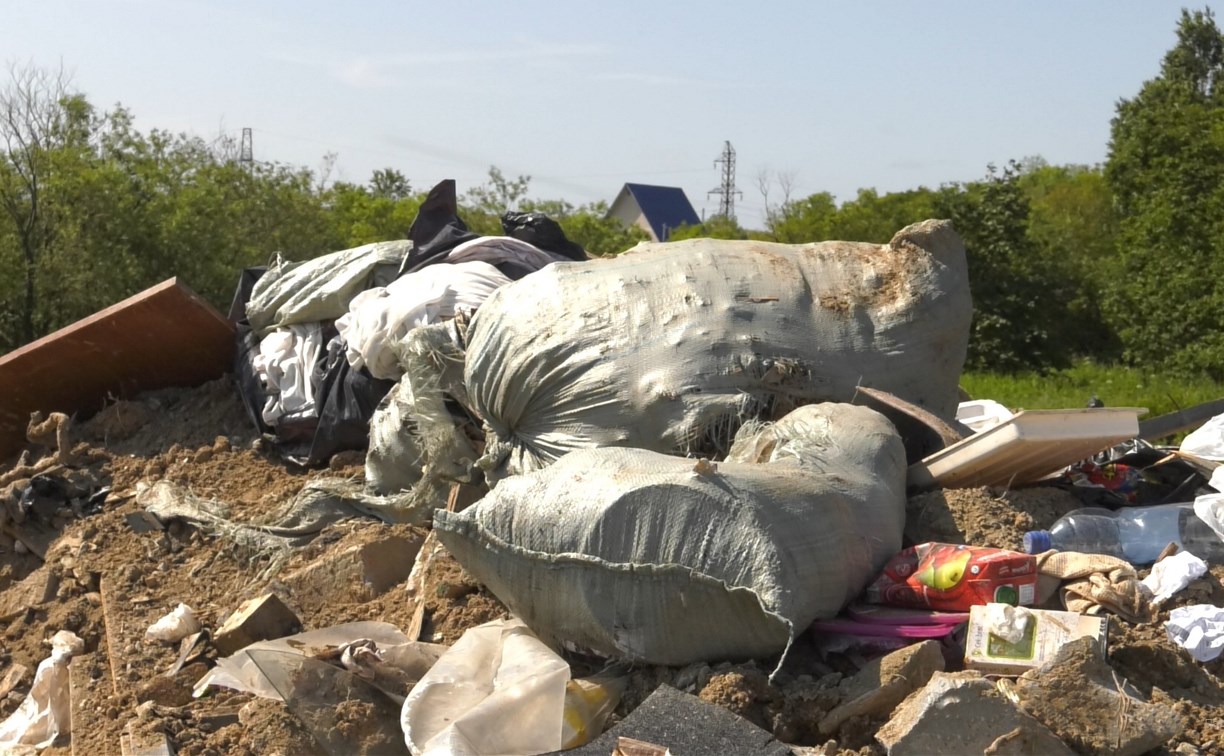 Два садовых товарищества в Южно-Сахалинске засыпали мусором