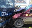 Два человека пострадали при лобовом столкновении такси и ас-машины в Южно-Сахалинске