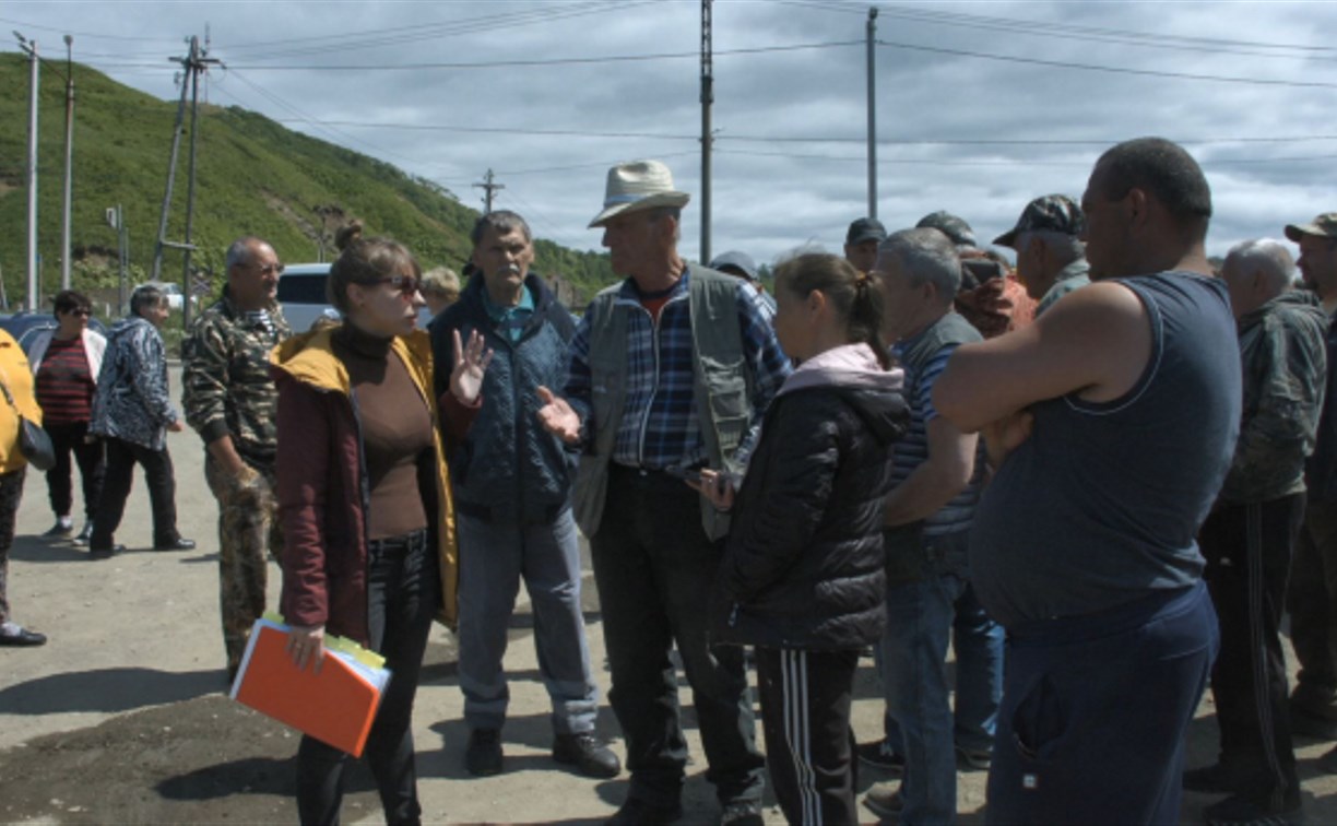 Сахалинские рыбаки продолжают войну с заводом за право стоять с удочкой на реке Чеховке