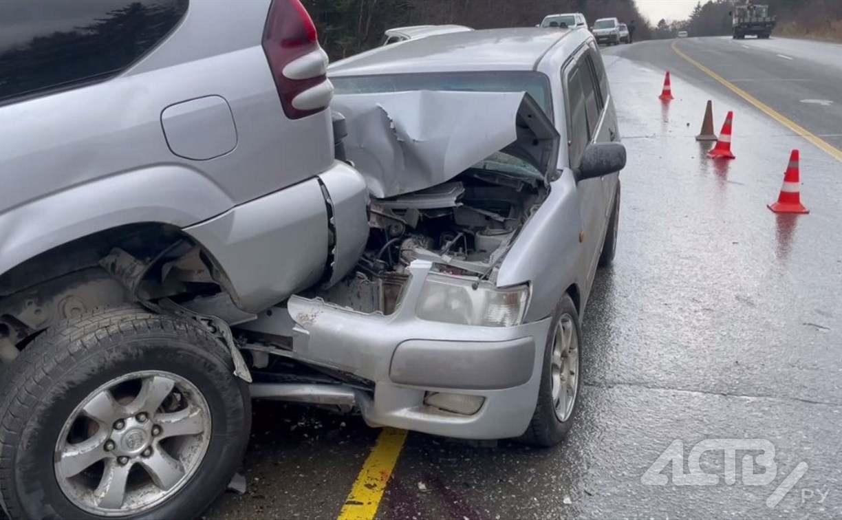 Разбитые автомобили эвакуируют с места жёсткого ДТП на корсаковской трассе