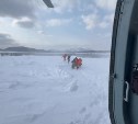 Вертолёт задействовали в спасении рыбаков с оторвавшейся льдины у берегов Сахалина
