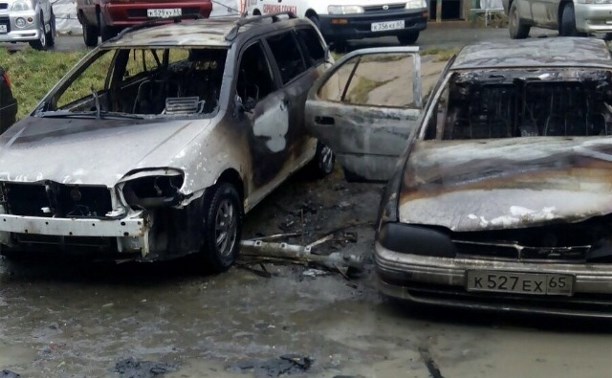 Два автомобиля сгорели ночью в Корсакове