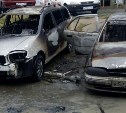 Два автомобиля сгорели ночью в Корсакове