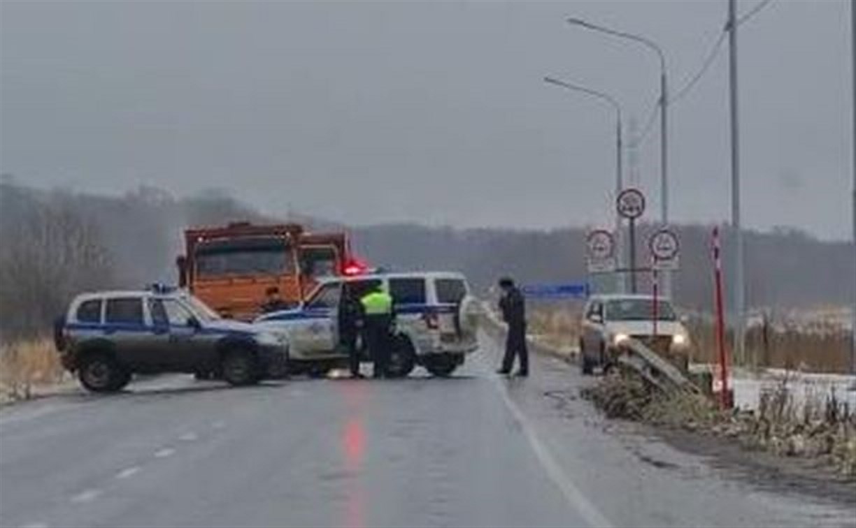 Два участка дорог закрыли для движения на Сахалине