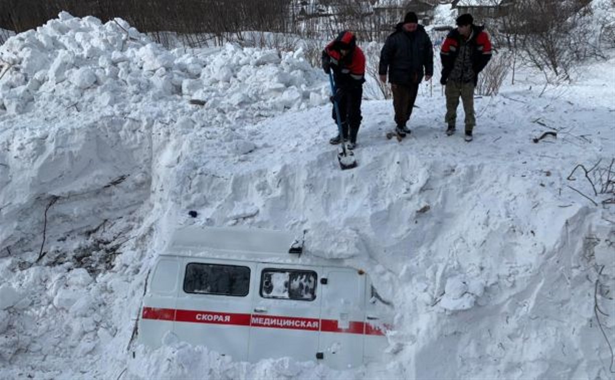 На Сахалине из-под лавины вытащили машину скорой помощи