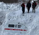 На Сахалине из-под лавины вытащили машину скорой помощи