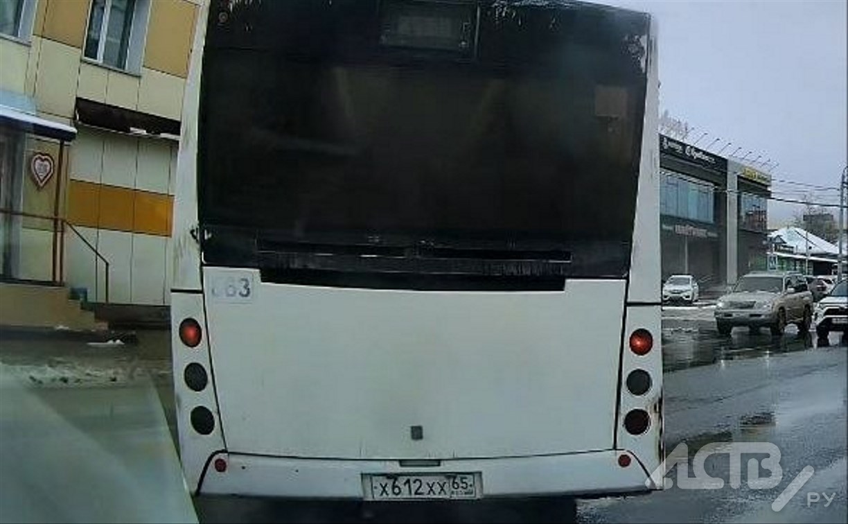 "Перекрыл встречку": странный маневр водителя автобуса в Южно-Сахалинске попал в кадр 