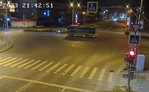 Зелёный автобус в Южно-Сахалинске снёс бампер Audi TT