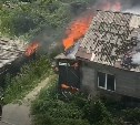 В Южно-Сахалинске горит барак на улице Фабричной 