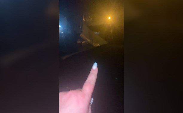 В Холмске унесённые ветром железные листы повредили автомобили