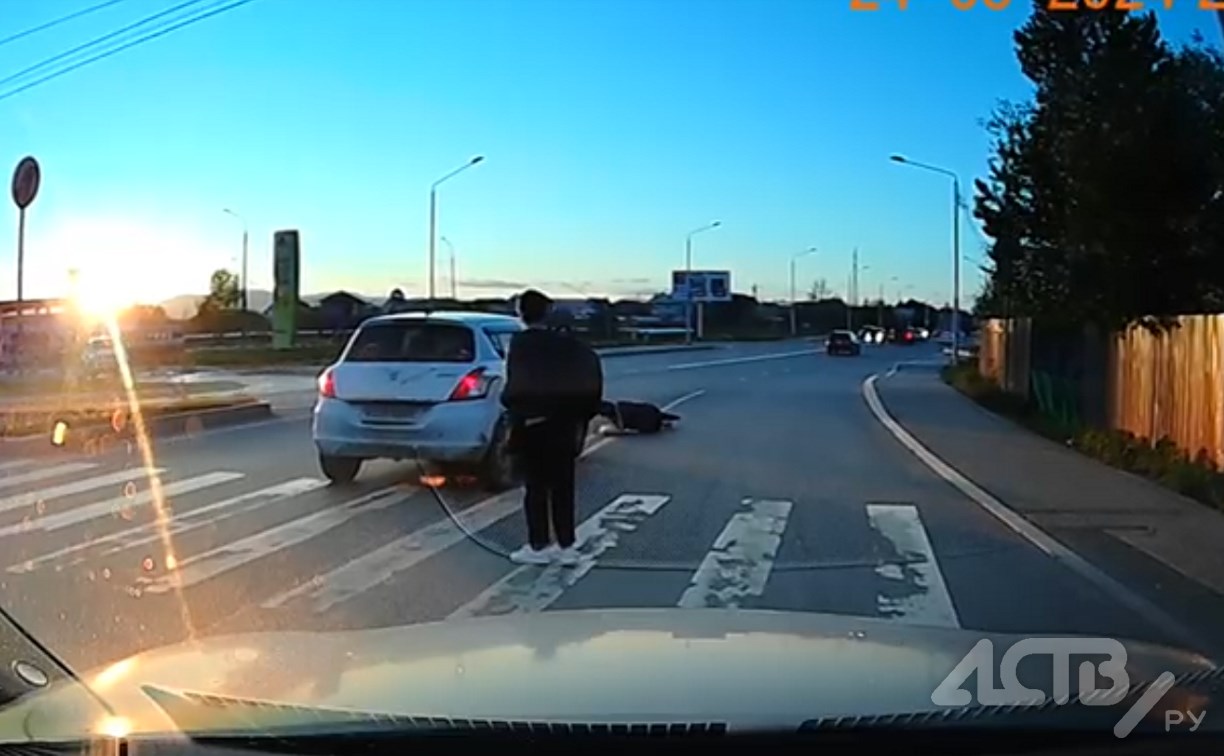 Автомобилист сбил девушку на пешеходном переходе в Южно-Сахалинске — видео