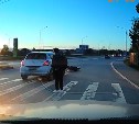 Автомобилист сбил девушку на пешеходном переходе в Южно-Сахалинске — видео