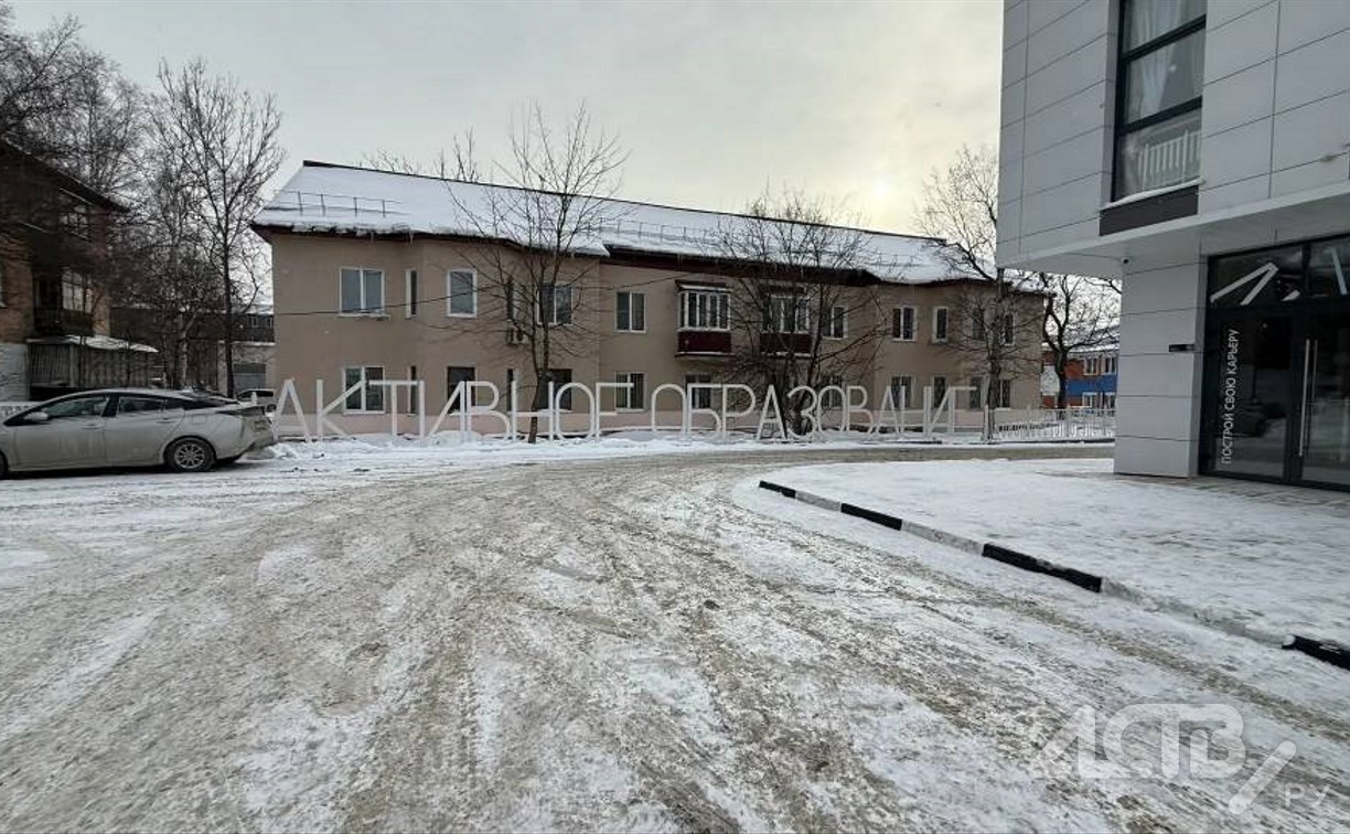 Неизвестный водитель врезался в забор и скрылся с места ДТП в Южно-Сахалинске