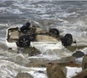 На Сахалине в сорвавшемся в море автомобиле погиб водитель (ФОТО)
