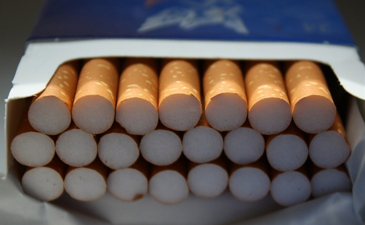 Пытаясь купить сигареты, холмчанка лишилась 300 тысяч рублей