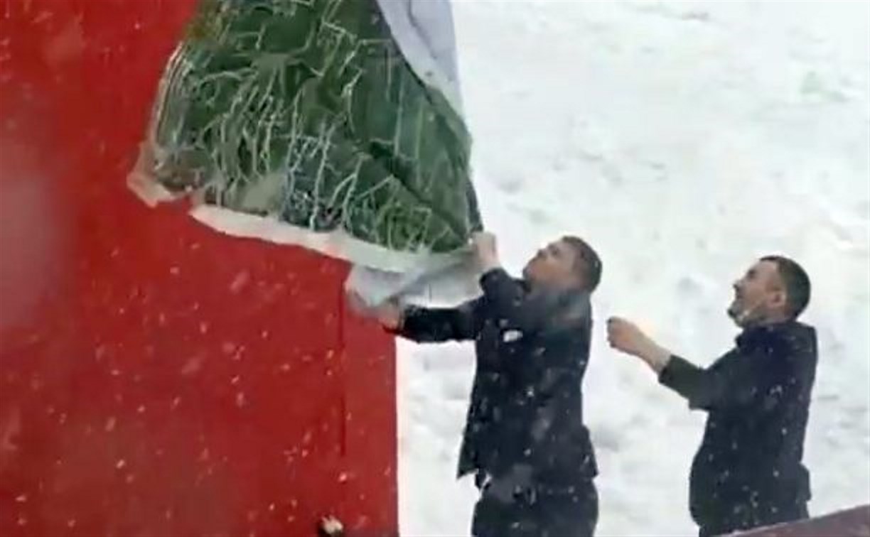 Ветер сорвал баннер с сахалинского магазина "Калинка"