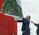 Ветер сорвал баннер с сахалинского магазина "Калинка"