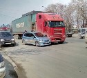 Такси столкнулось с грузовиком в Южно-Сахалинске 