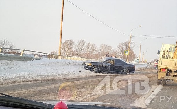 Мужчину зажало в автомобиле в результате ДТП в Долинском районе