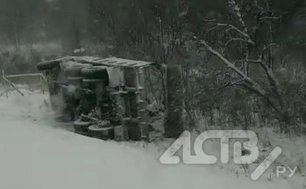 Легковушки битые, КамАЗ на боку: сахалинцы считают ДТП на скользкой корсаковской трассе