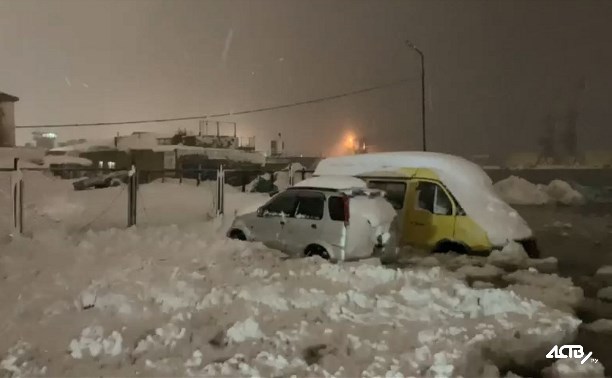 Автомобили уходят под воду в Холмске