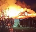 Нежилой дом полыхал в Корсакове