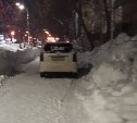 Таксист-автохам припарковался на тротуаре в Южно-Сахалинске