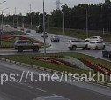 Как не надо проезжать по кольцу: два автомобиля попали в нелепое ДТП в Южно-Сахалинске