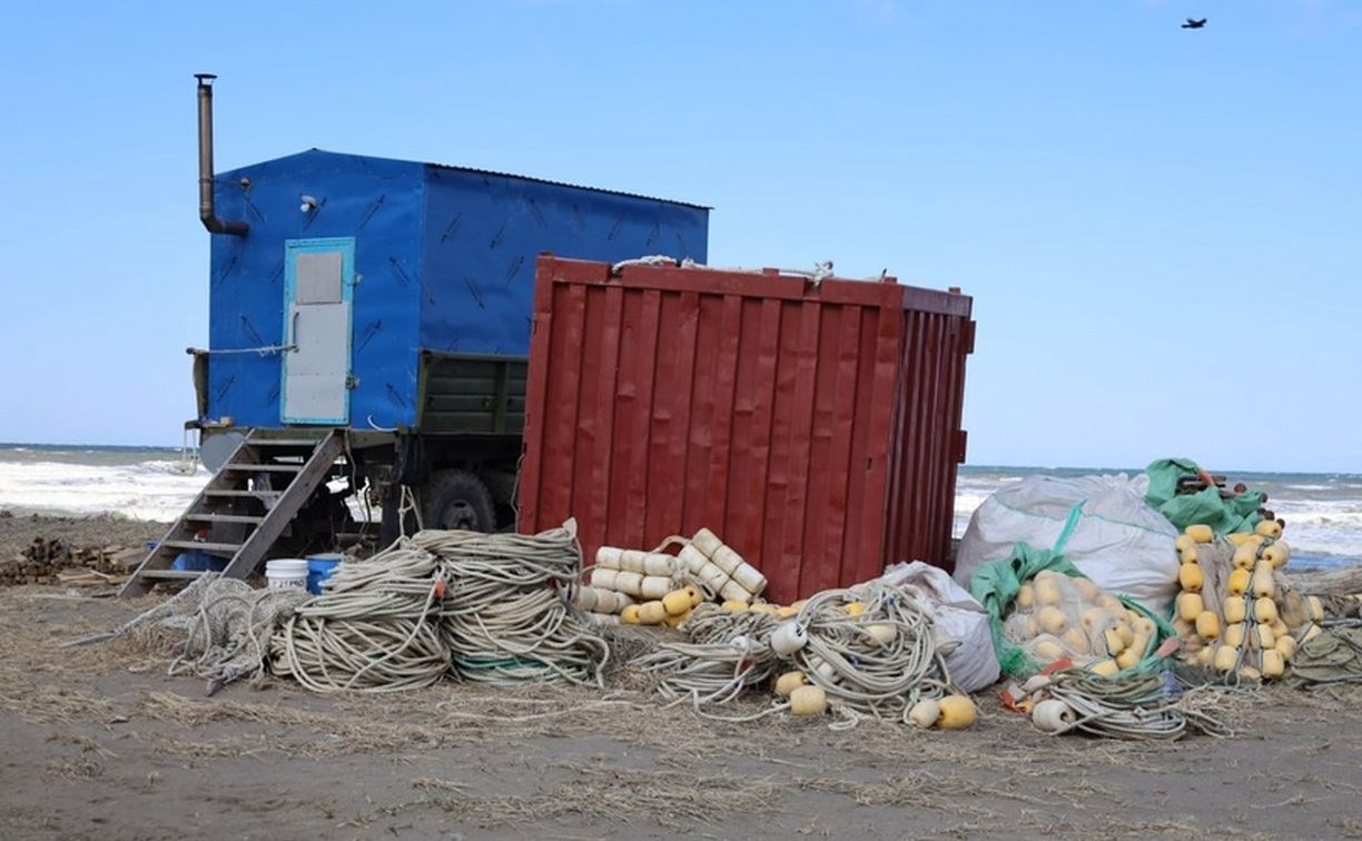 Более 10 станов нелегально захватили пляж в местах добычи мойвы на Сахалине