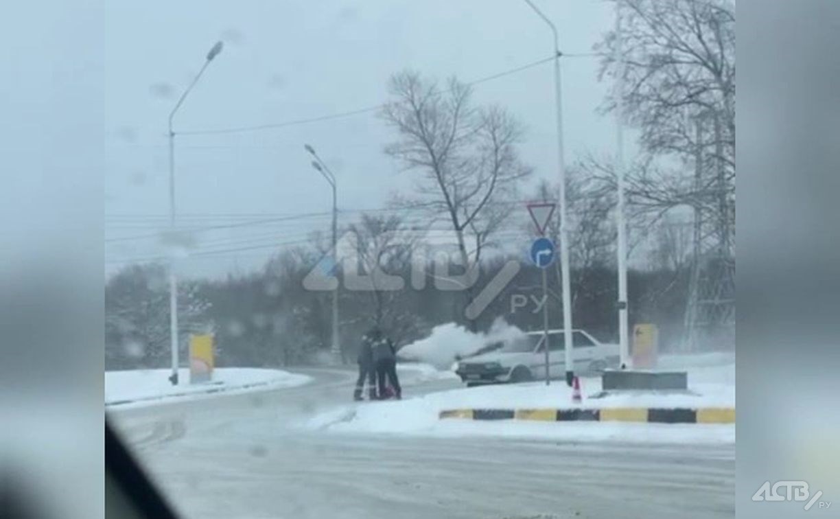 Автомобиль задымился возле АЗС в Южно-Сахалинске - водитель спал в салоне