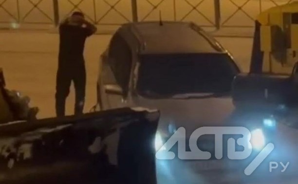 "Ваше такси приехало": погрузчик подмял легковушку во время расчистки Южно-Сахалинска в метель