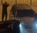 "Ваше такси приехало": погрузчик подмял легковушку во время расчистки Южно-Сахалинска в метель