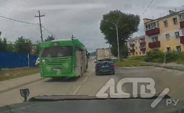 Зелёный автобус промчался по встречке в Южно-Сахалинске