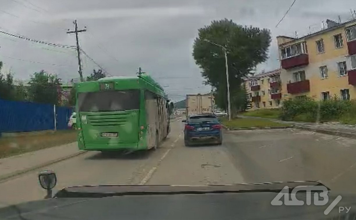 Зелёный автобус промчался по встречке в Южно-Сахалинске